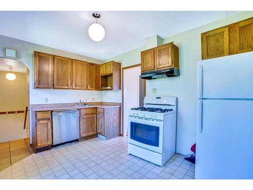 408 3 Street, Cochrane, AB - Indoor Photo Showing Kitchen