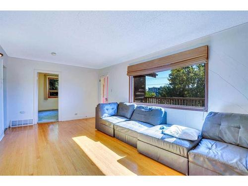 408 3 Street, Cochrane, AB - Indoor Photo Showing Living Room