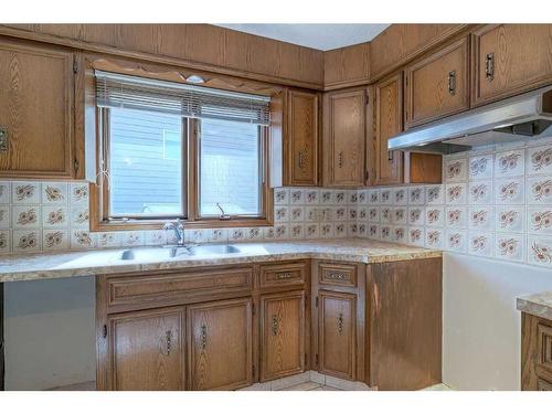 111 Oakmount Way Sw, Calgary, AB - Indoor Photo Showing Kitchen