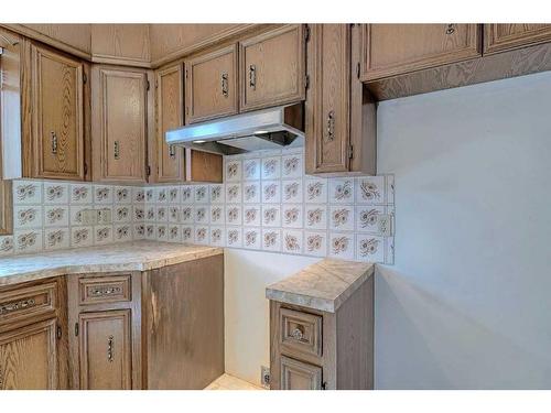 111 Oakmount Way Sw, Calgary, AB - Indoor Photo Showing Kitchen