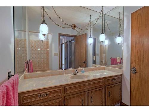 111 Oakmount Way Sw, Calgary, AB - Indoor Photo Showing Bathroom