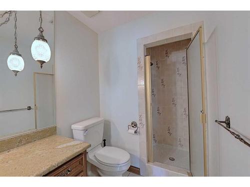 111 Oakmount Way Sw, Calgary, AB - Indoor Photo Showing Bathroom