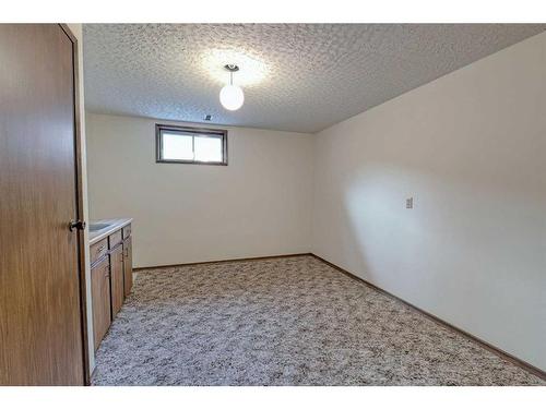 111 Oakmount Way Sw, Calgary, AB - Indoor Photo Showing Other Room