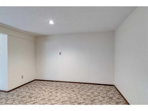 111 Oakmount Way Sw, Calgary, AB - Indoor Photo Showing Other Room