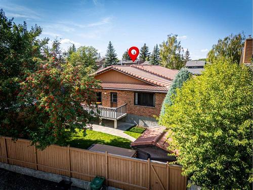 111 Oakmount Way Sw, Calgary, AB - Outdoor