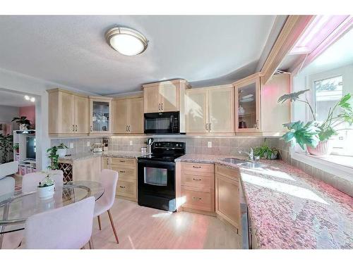 2417 53 Avenue Sw, Calgary, AB - Indoor Photo Showing Kitchen