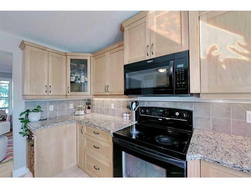 2417 53 Avenue Sw, Calgary, AB - Indoor Photo Showing Kitchen