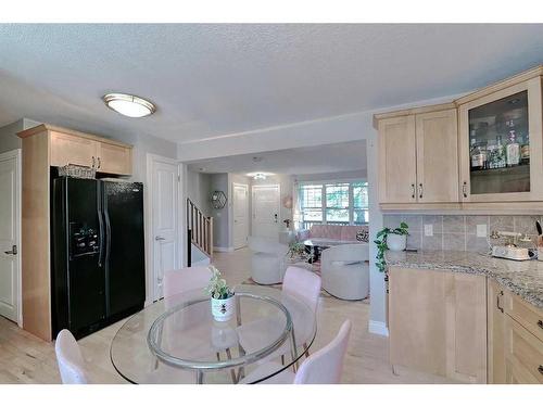 2417 53 Avenue Sw, Calgary, AB - Indoor Photo Showing Kitchen