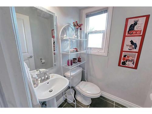 2417 53 Avenue Sw, Calgary, AB - Indoor Photo Showing Bathroom