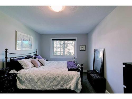 2417 53 Avenue Sw, Calgary, AB - Indoor Photo Showing Bedroom