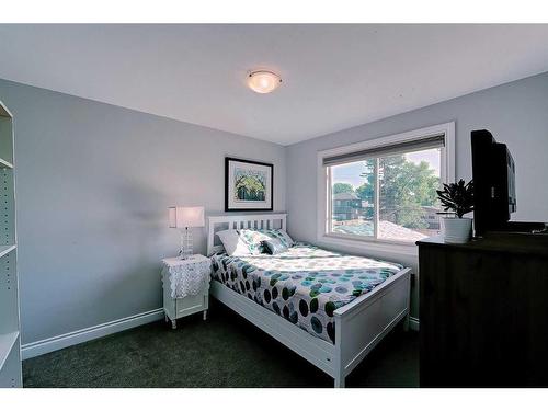 2417 53 Avenue Sw, Calgary, AB - Indoor Photo Showing Bedroom