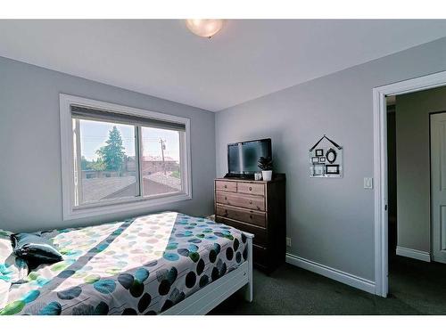 2417 53 Avenue Sw, Calgary, AB - Indoor Photo Showing Bedroom