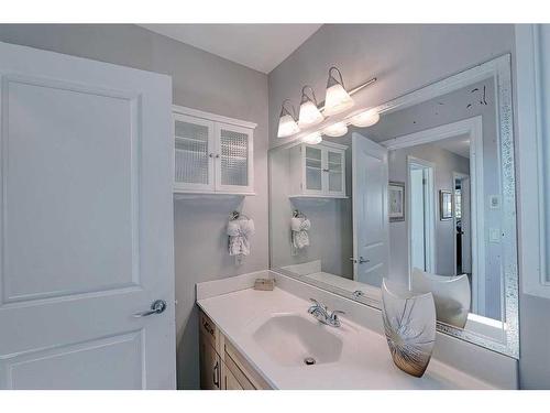 2417 53 Avenue Sw, Calgary, AB - Indoor Photo Showing Bathroom