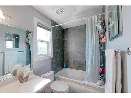 2417 53 Avenue Sw, Calgary, AB - Indoor Photo Showing Bathroom