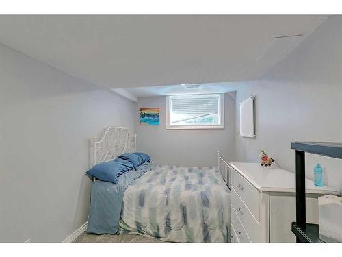 2417 53 Avenue Sw, Calgary, AB - Indoor Photo Showing Bedroom