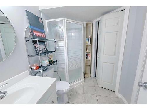 2417 53 Avenue Sw, Calgary, AB - Indoor Photo Showing Bathroom