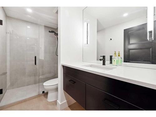 22 Alexandria Green Sw, Calgary, AB - Indoor Photo Showing Bathroom