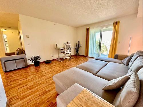 417-3000 Somervale Court Sw, Calgary, AB - Indoor Photo Showing Living Room