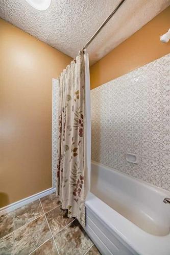 115 Ranchlands Court Nw, Calgary, AB - Indoor Photo Showing Bathroom