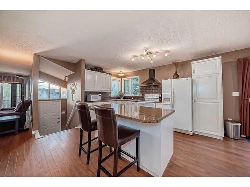 115 Ranchlands Court Nw, Calgary, AB - Indoor Photo Showing Kitchen