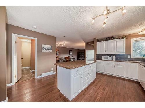 115 Ranchlands Court Nw, Calgary, AB - Indoor Photo Showing Kitchen