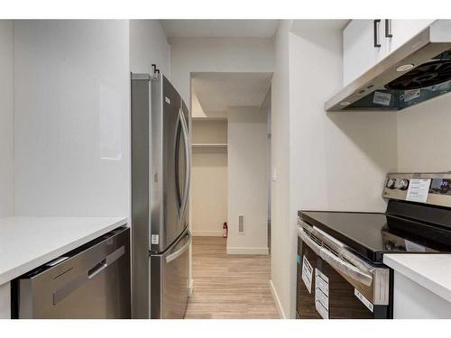 606-2520 Palliser Drive Sw, Calgary, AB - Indoor Photo Showing Kitchen