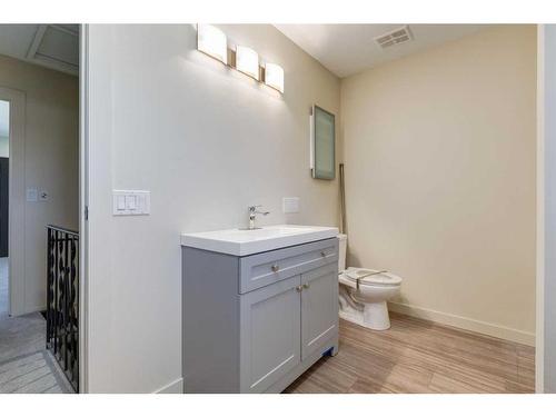 606-2520 Palliser Drive Sw, Calgary, AB - Indoor Photo Showing Bathroom