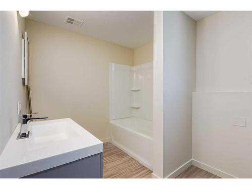 606-2520 Palliser Drive Sw, Calgary, AB - Indoor Photo Showing Bathroom