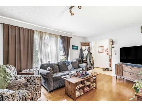 6807 Huntchester Road Ne, Calgary, AB - Indoor Photo Showing Living Room