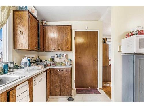 6807 Huntchester Road Ne, Calgary, AB - Indoor Photo Showing Kitchen