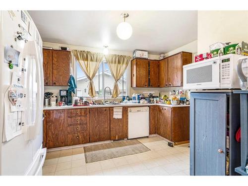 6807 Huntchester Road Ne, Calgary, AB - Indoor Photo Showing Kitchen With Double Sink