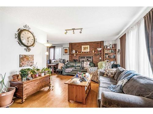 6807 Huntchester Road Ne, Calgary, AB - Indoor Photo Showing Living Room