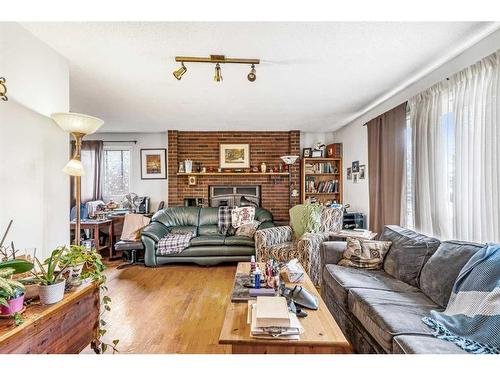 6807 Huntchester Road Ne, Calgary, AB - Indoor Photo Showing Living Room