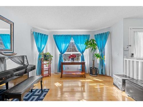 28 Taralea Gardens Ne, Calgary, AB - Indoor Photo Showing Living Room