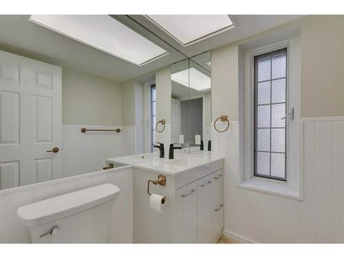 260-4037 42 Street Nw, Calgary, AB - Indoor Photo Showing Bathroom