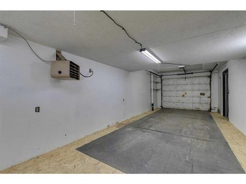 260-4037 42 Street Nw, Calgary, AB - Indoor Photo Showing Garage