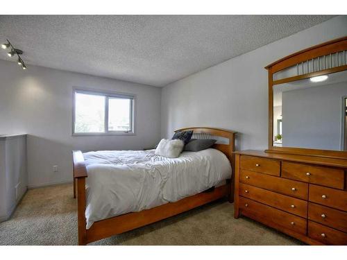 2513 Douglas Woods Link Se, Calgary, AB - Indoor Photo Showing Bedroom