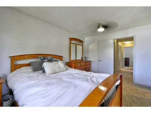 2513 Douglas Woods Link Se, Calgary, AB - Indoor Photo Showing Bedroom