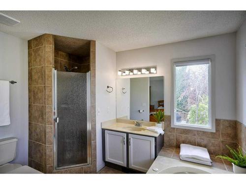 2513 Douglas Woods Link Se, Calgary, AB - Indoor Photo Showing Bathroom