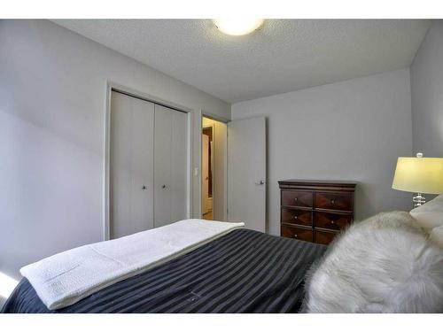 2513 Douglas Woods Link Se, Calgary, AB - Indoor Photo Showing Bedroom