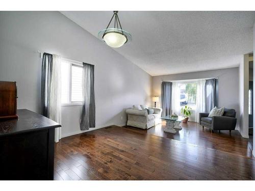 2513 Douglas Woods Link Se, Calgary, AB - Indoor Photo Showing Living Room