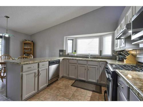 2513 Douglas Woods Link Se, Calgary, AB - Indoor Photo Showing Kitchen