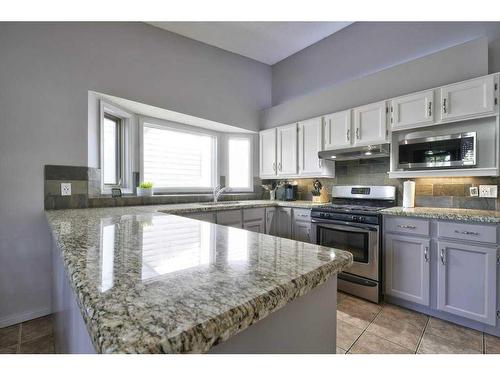 2513 Douglas Woods Link Se, Calgary, AB - Indoor Photo Showing Kitchen