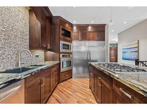 2239 29 Avenue Sw, Calgary, AB - Indoor Photo Showing Kitchen With Stainless Steel Kitchen With Upgraded Kitchen