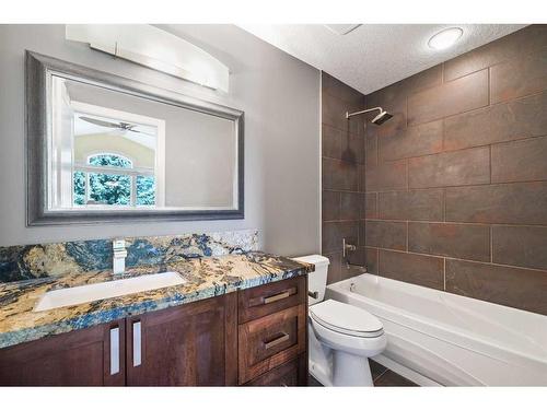 2239 29 Avenue Sw, Calgary, AB - Indoor Photo Showing Bathroom