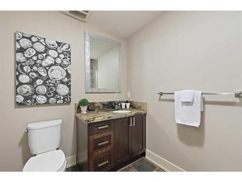 2239 29 Avenue Sw, Calgary, AB - Indoor Photo Showing Bathroom