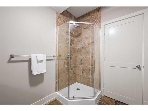 2239 29 Avenue Sw, Calgary, AB - Indoor Photo Showing Bathroom