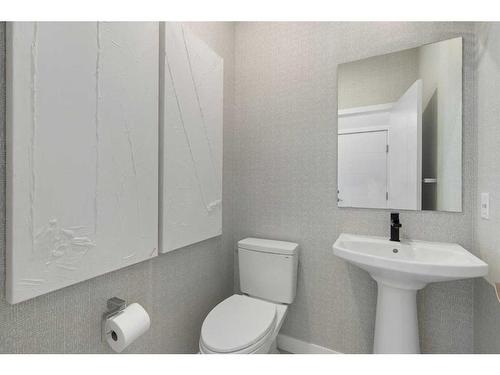 149 Magnolia Terrace Se, Calgary, AB - Indoor Photo Showing Bathroom