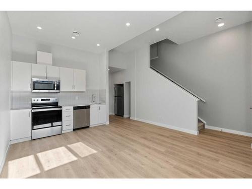 149 Magnolia Terrace Se, Calgary, AB - Indoor Photo Showing Kitchen