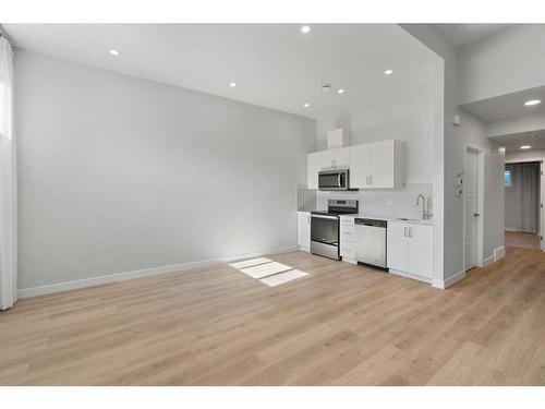 149 Magnolia Terrace Se, Calgary, AB - Indoor Photo Showing Kitchen